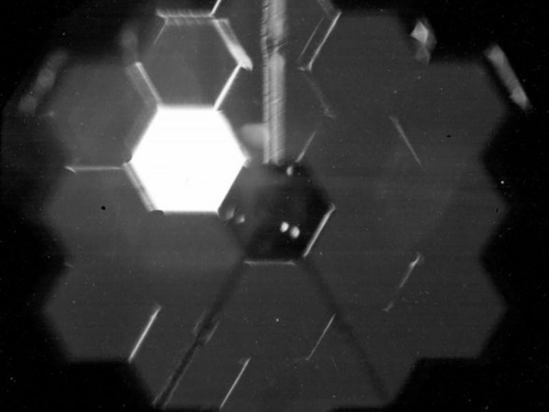 Telescopio Webb divisa su primera estrella, y se toma una selfie