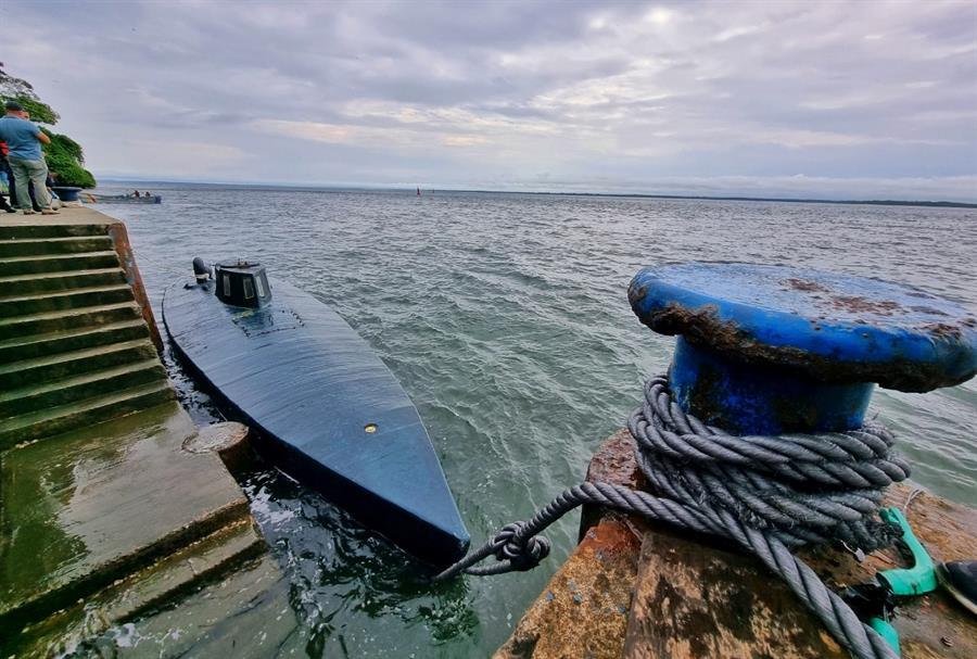 Las autoridades colombianas incautaron en el océano Pacífico cuatro toneladas de cocaína que eran transportadas en un semisumergible y capturaron a cuatro personas, informaron este martes fuentes castrenses.