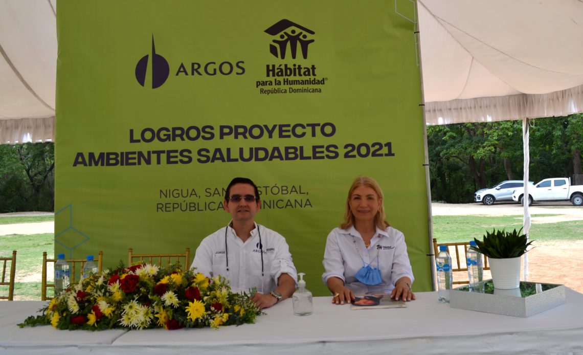 1-Jorge David Pérez, director de Argos para República Dominicana y Cesarina Fabián, directora nacional de Hábitat Dominicana.
