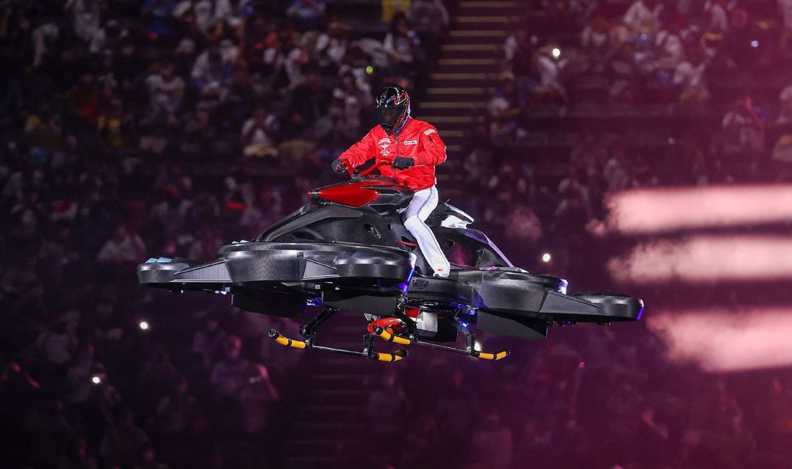Mánager del equipo de la Liga de Japón NPB llega al estadio en una moto voladora