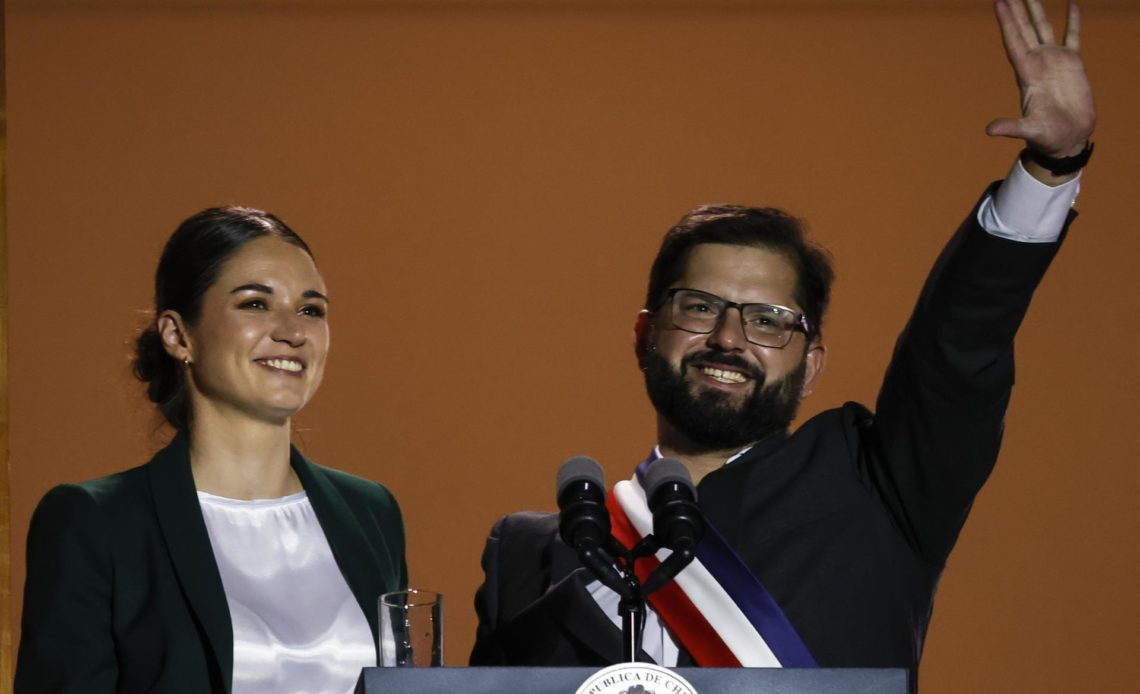 Boric promete un nuevo Chile en un histórico discurso con guiños a Allende