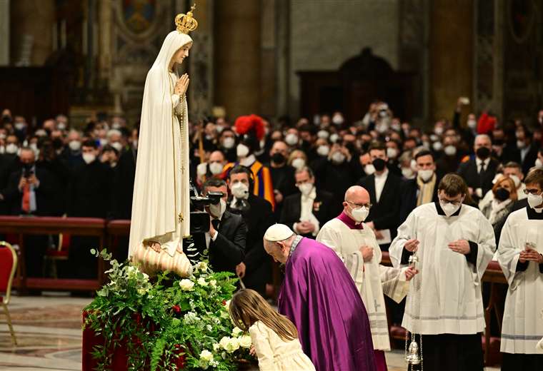 El papa condena "guerra odiosa" en Ucrania durante ceremonia centrada en el conflicto