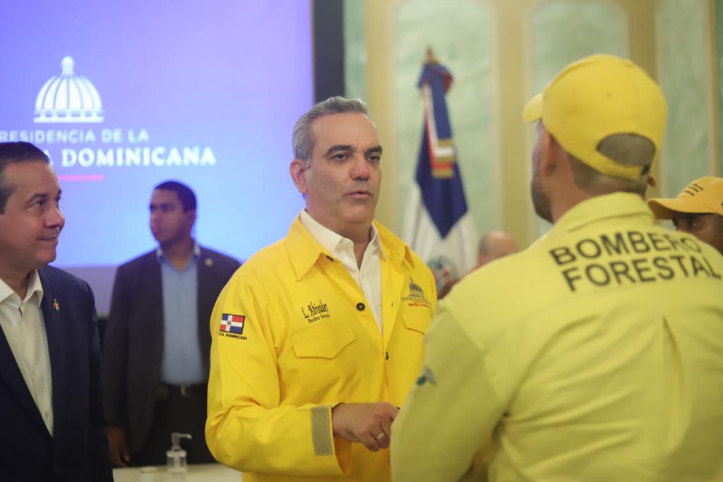 Abinader recibe a Bomberos Forestales en el Palacio Nacional y anuncia mejoras salariales