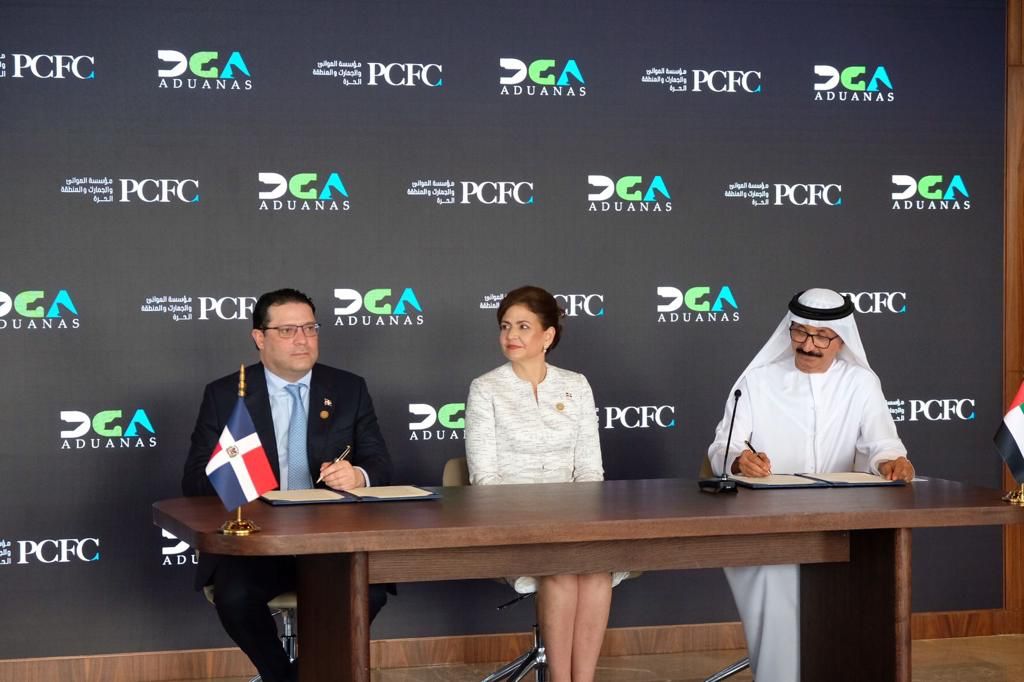Aduanas y Emiratos Árabes firman acuerdo para convertir RD en Hub Logístico