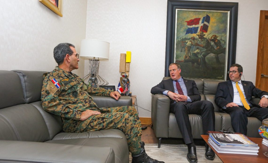 Subsecretario Defensa de EE. UU visita jefe FFAA de RD