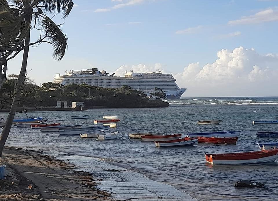 Puerto Taino Bay dice está controlado encallamiento del Crucero frente a la Bahía de Puerto Planta