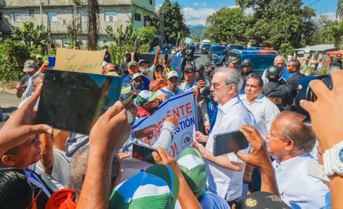 Abinader se detiene a hablar con comunitarios en viaje a Bonao 