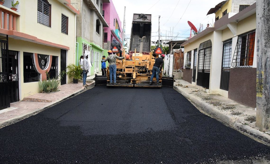 Obras Públicas asfalta unas 40 calles en sectores de SDN
