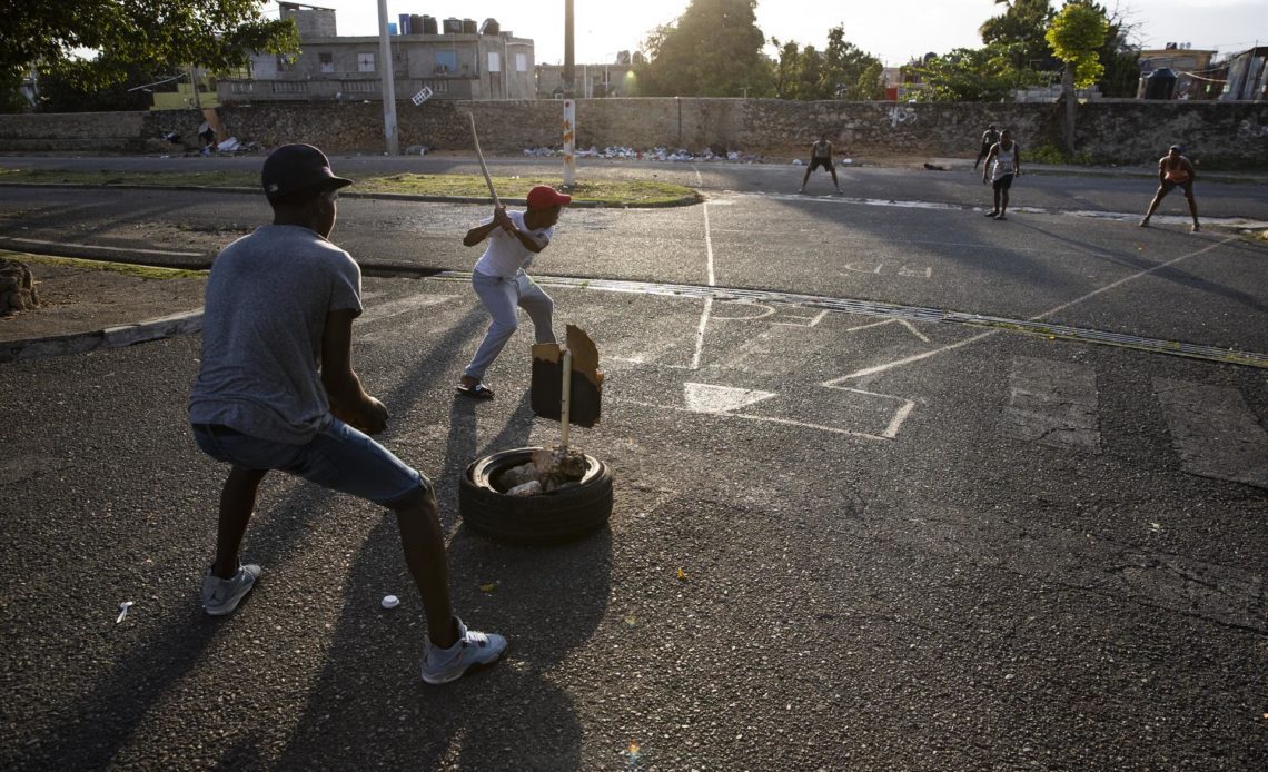 El béisbol dominicano se "cuece" en el popular juego callejero de la vitilla