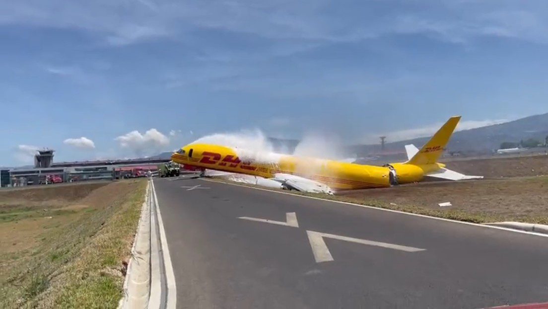 Un avión de carga se parte en dos en medio de la pista del aeropuerto de Costa Rica