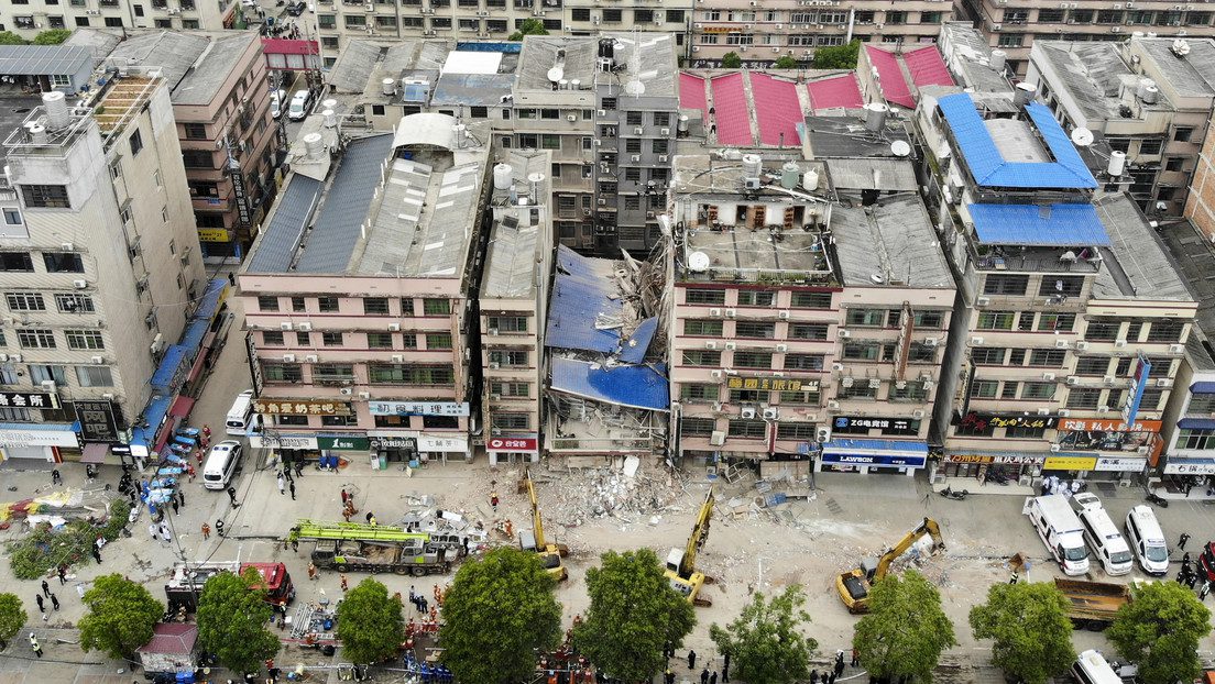 Cerca de 40 desaparecidos tras el derrumbe de un edificio en ChinaCerca de 40 desaparecidos tras el derrumbe de un edificio en China