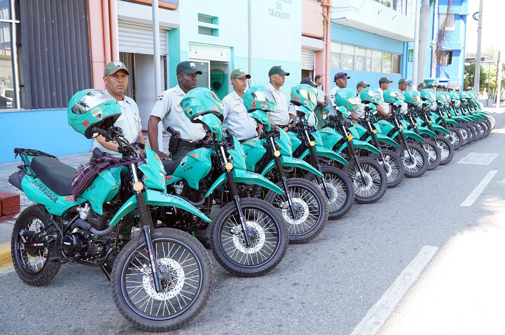 DIGESETT entrega 30 motocicletas a los oficiales supervisores del Gran Santo Domingo