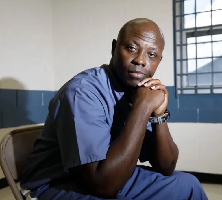 Tras pasar más de 30 años en prisión, liberaron un hombre que había sido condenado por error