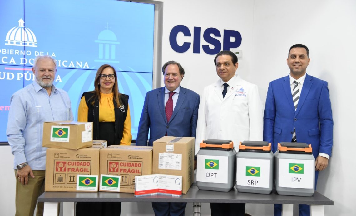 Salud Pública recibe donación de más de un millón vacunas del Gobierno de Brasil