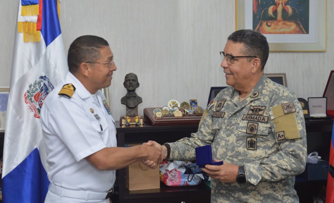 Viceministro de Defensa recibe delegación de la Armada de Colombia; tratan tema narco-crimen en el Caribe