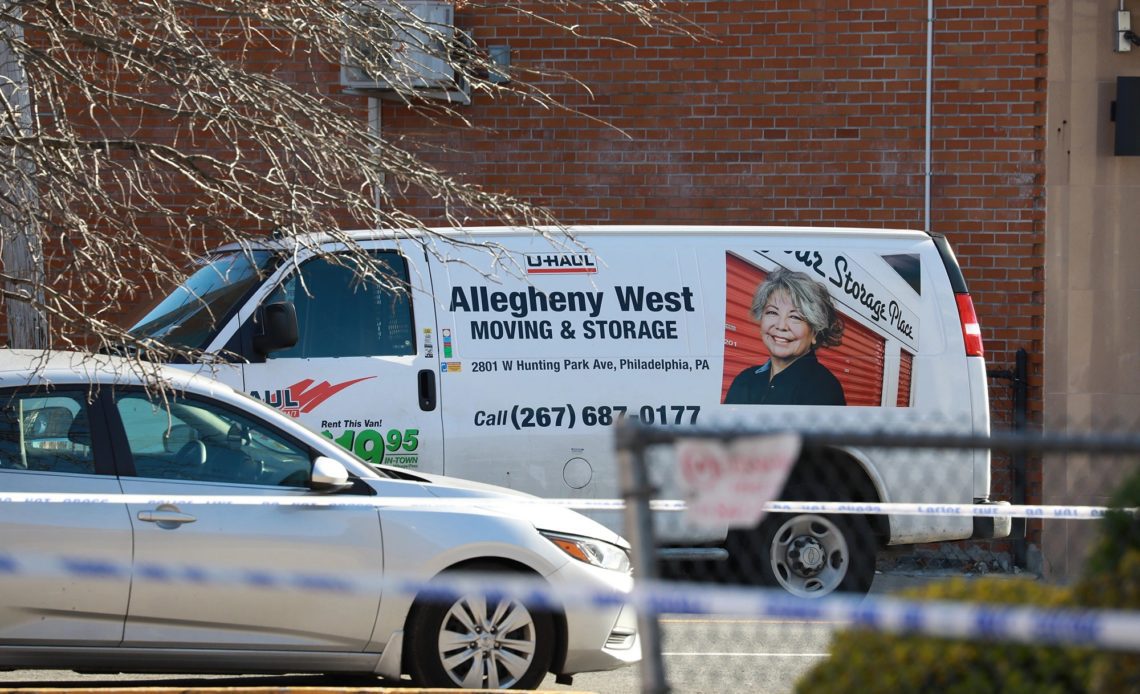 Encuentran camión de mudanzas U-Haul vinculado al pistolero mientras sigue búsqueda del sospechoso