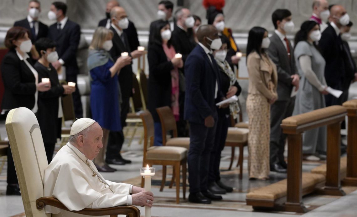 El papa renuncia a oficiar la Vigilia Pascual por su dolor en la rodilla