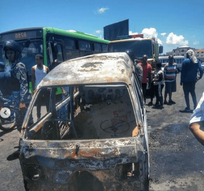 Dos niños fallecidos y cuatro personas heridas al incendiarse vehículo en Las Américas