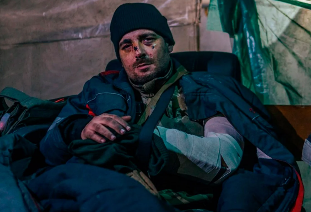 Fotos impactantes de combatientes heridos que resisten en túneles de Ucrania