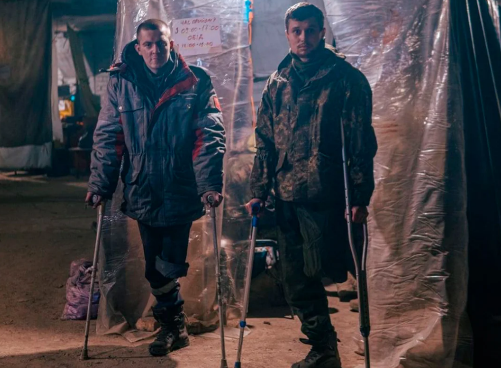 Fotos impactantes de combatientes heridos que resisten en túneles de Ucrania
