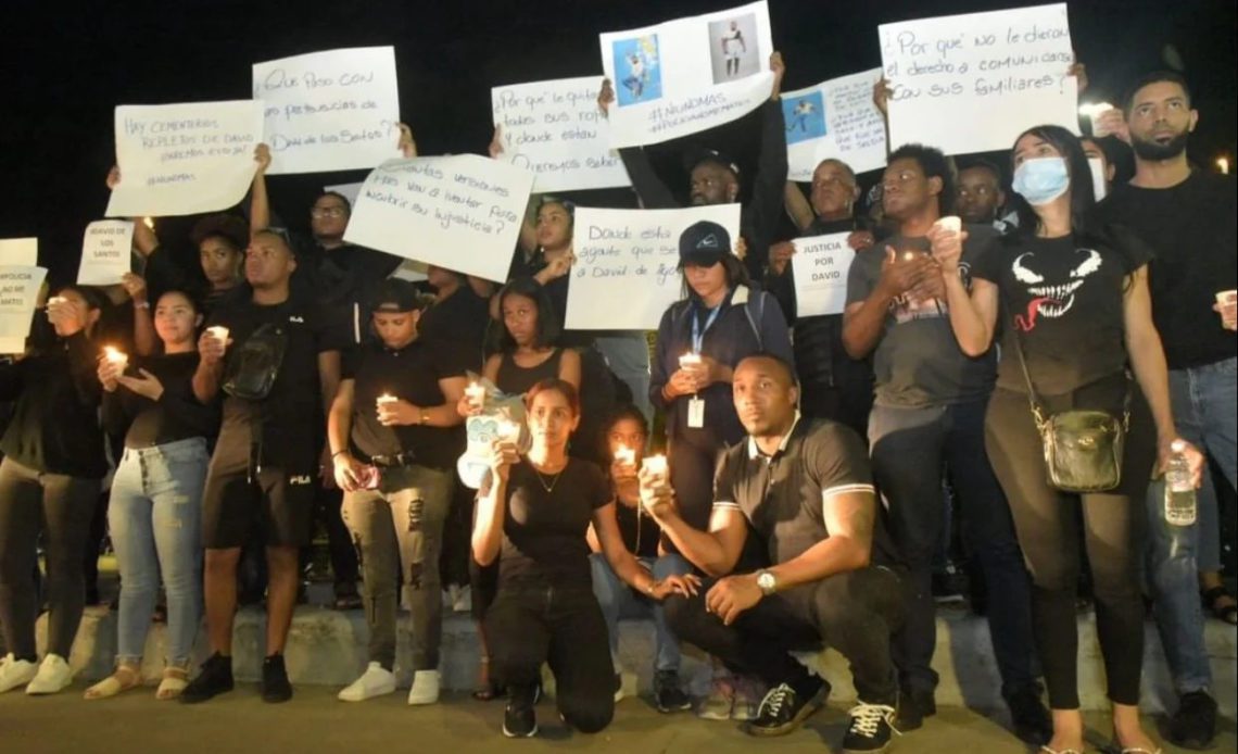 Familiares de David de los Santos protestan frente al destacamento Naco