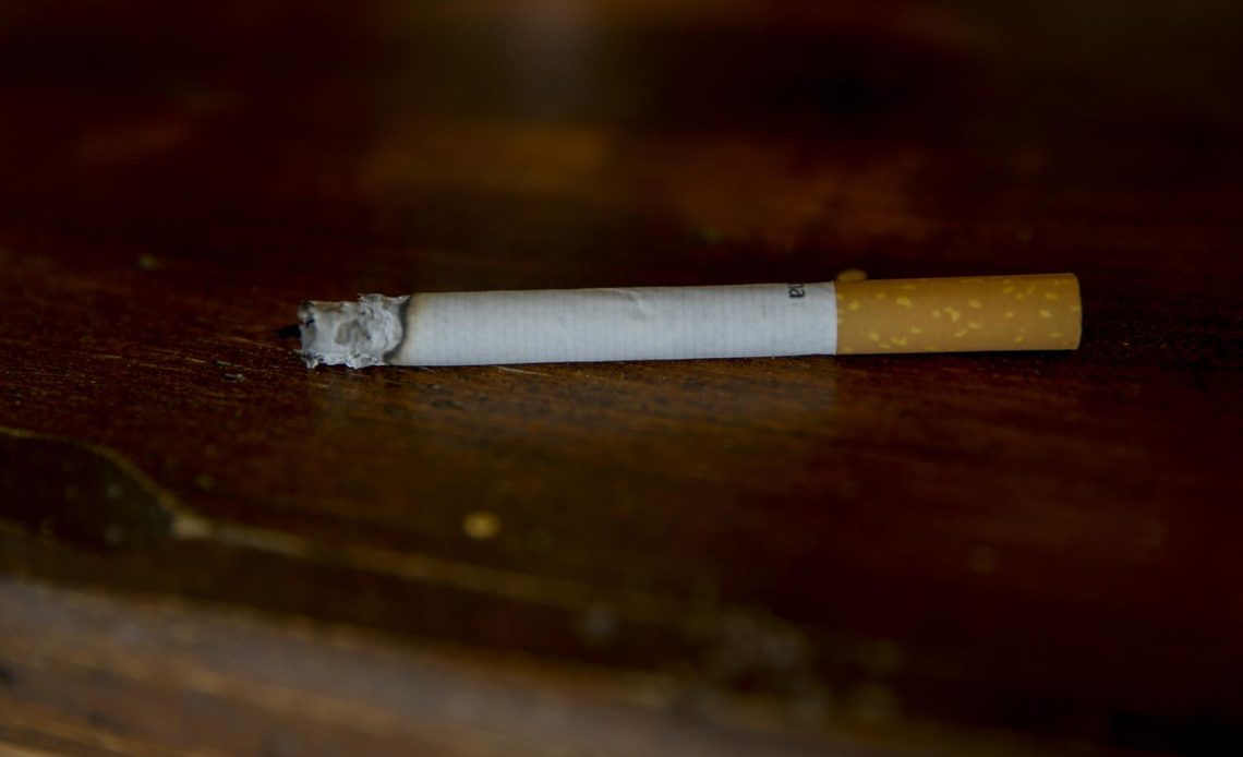 Fumar no solo daña la salud sino también el medio ambiente, advierte la OMS