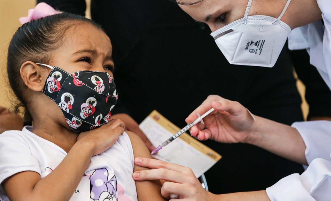 Las autoridades sanitarias de Perú, el país con la tasa de mortalidad más alta del mundo por la COVID-19, comenzaron este domingo a vacunar a los menores de 5 años contra el coronavirus
