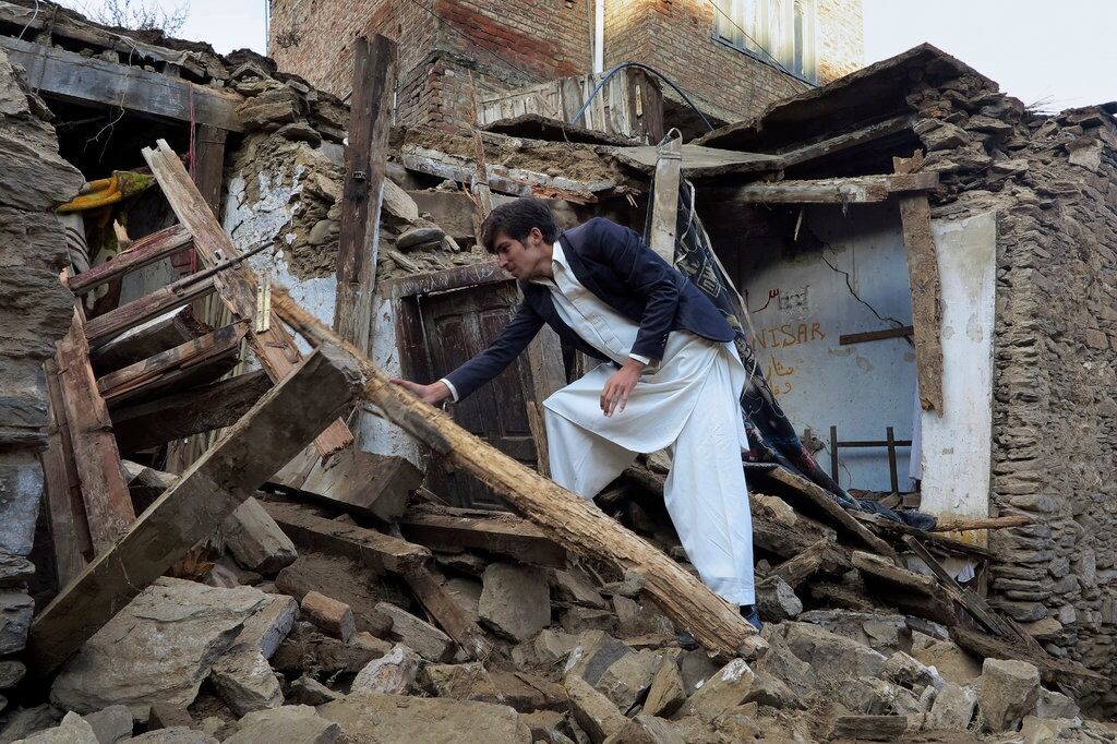 Llegan más ayuda a zonas afectadas por terremoto en Afganistán
