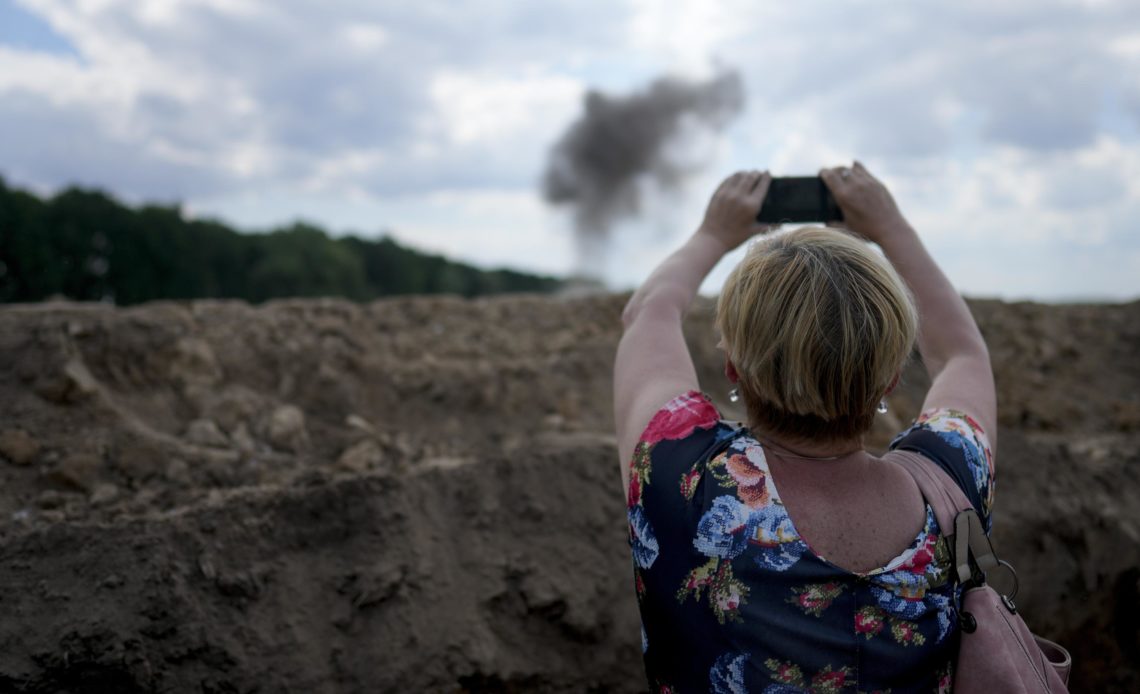 Cientos de personas huyen de los combates en el este de Ucrania
