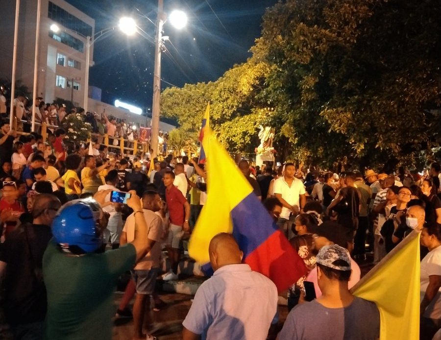 Colombianos salen a las calles a celebrar triunfo de Gustavo Petro