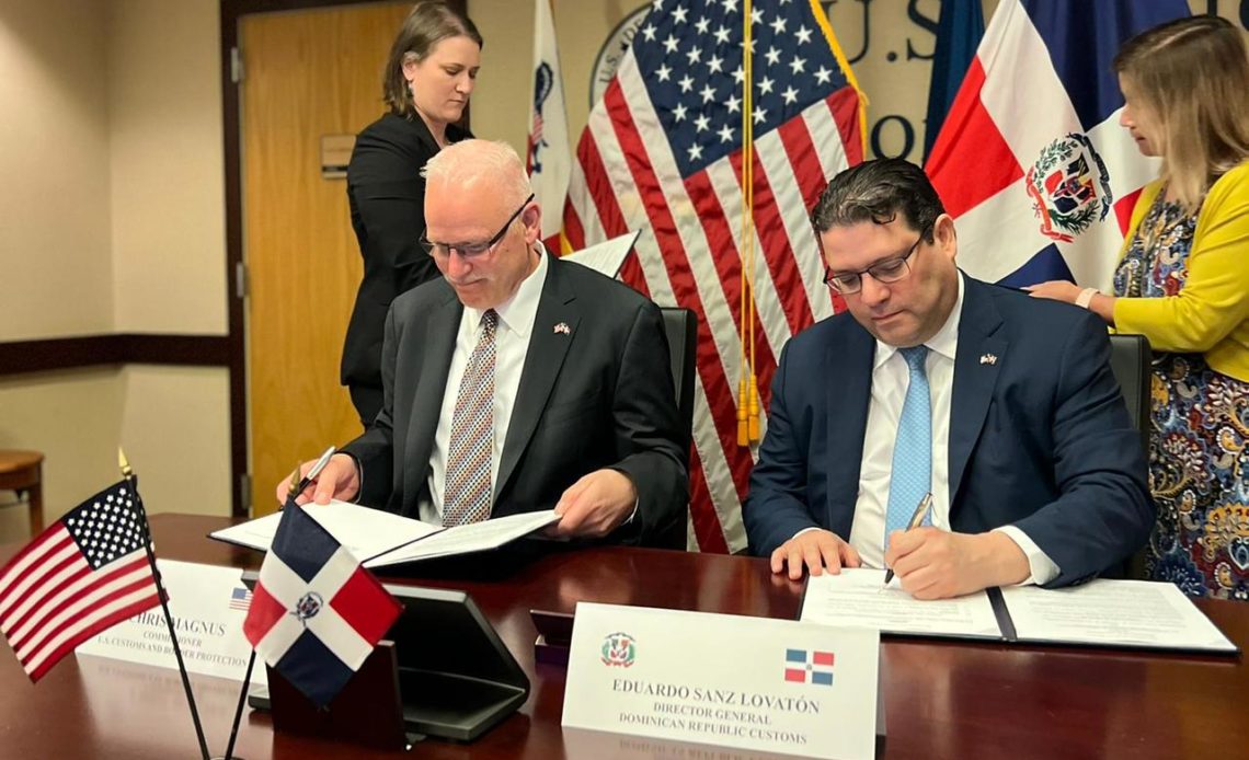 Eduardo Sanz Lovatón y Chris Magnus, comisionado de la Oficina de Aduanas y Protección Fronteriza, durante la firma del memorando de cooperación para el intercambio de información.