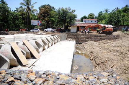 Inician trabajos de construcción de carreteras en La Vega