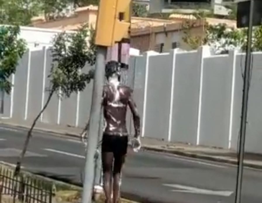 Hombre fue capturado bañándose en plena avenida Máximo Gómez
