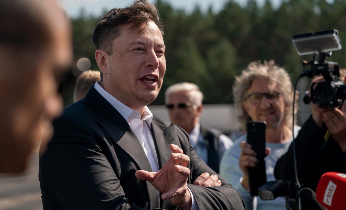 Musk exige a los empleados de Tesla volver al trabajo presencial o marcharse