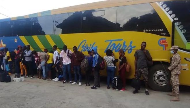 Detienen conductor de bus que transportaba 24 haitianos con estatus irregular