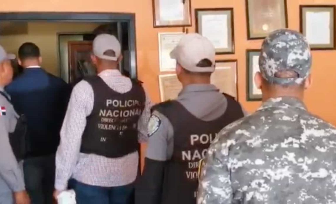 Realizan allanamientos en busca de mujer que figura en video golpeando niña en Gaspar Hernández