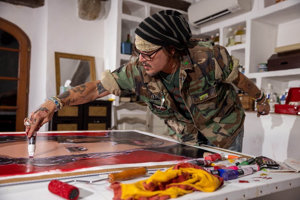 Johnny Depp vende sus creaciones artísticas en galería de arte