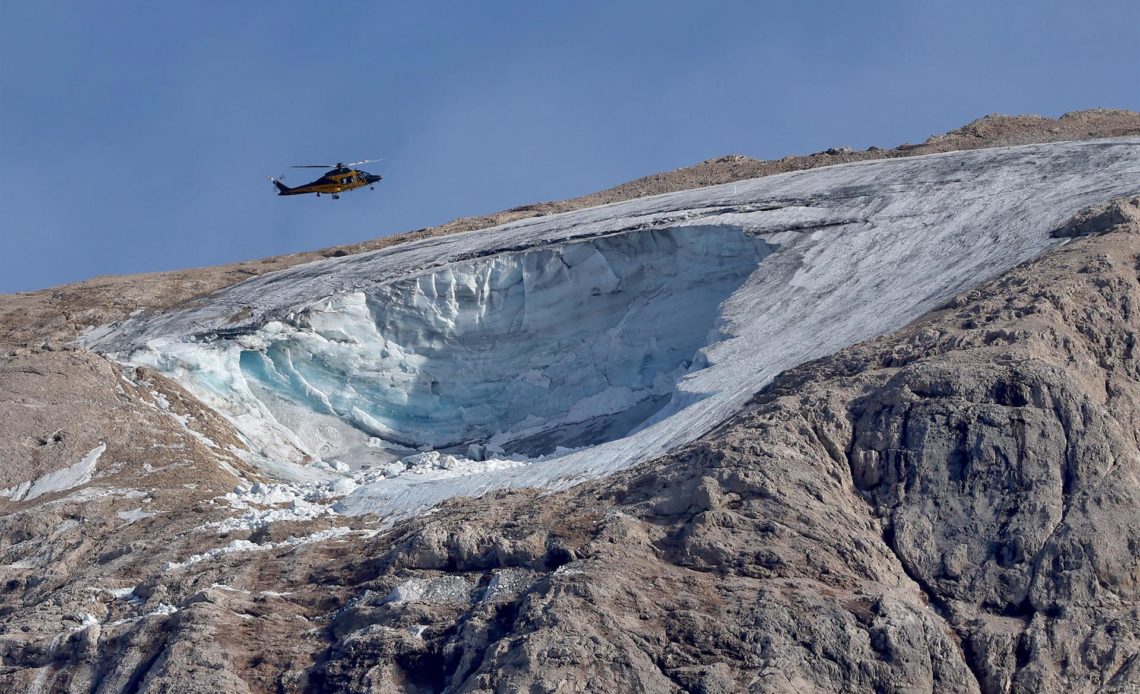 Encuentran tres cadáveres más bajo el glaciar italiano; aumentan a 9 los muertos