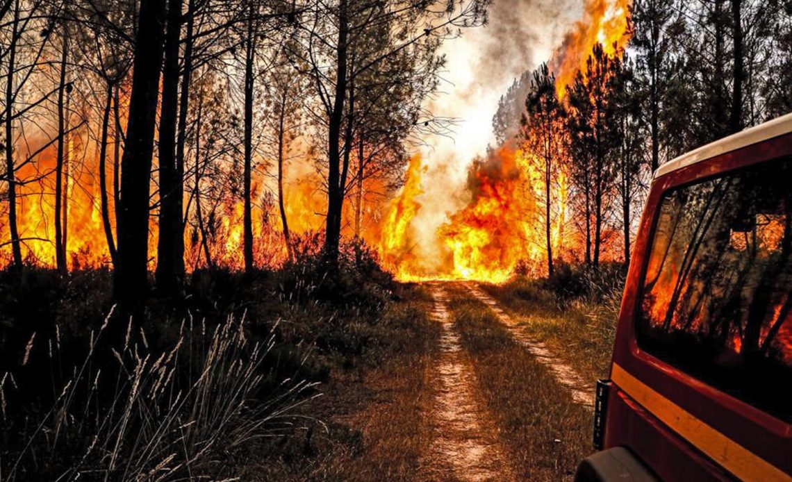 Más evacuados por los incendios de Burdeos, que han quemado 11.400 hectáreas