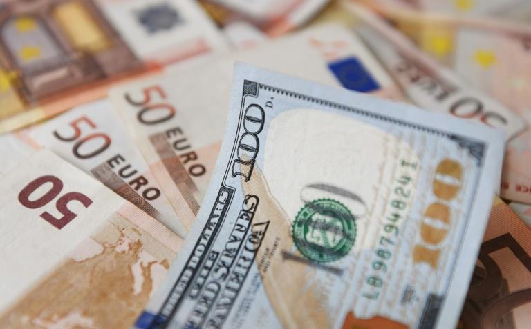 El euro se mantiene por encima de 1.02 dólares; a la espera reunión BCE