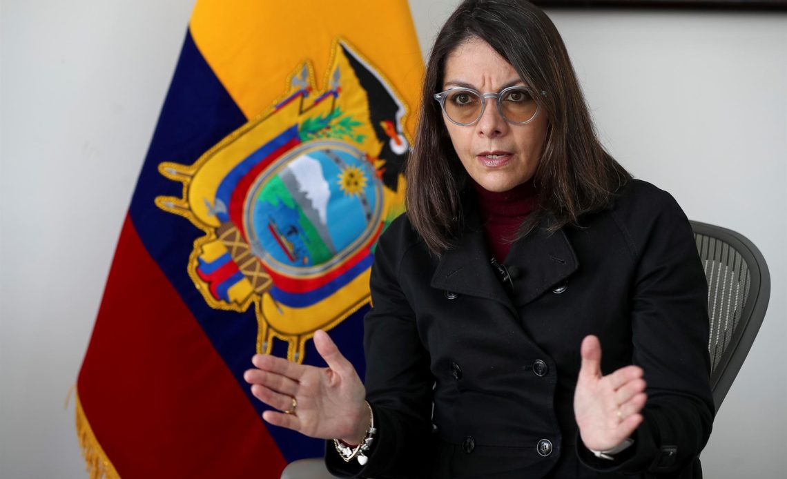 Presidente de Ecuador acepta renuncia de tres ministros