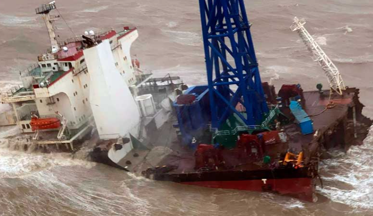 Un buque se partió en dos en Hong Kong y hay 30 desaparecidos