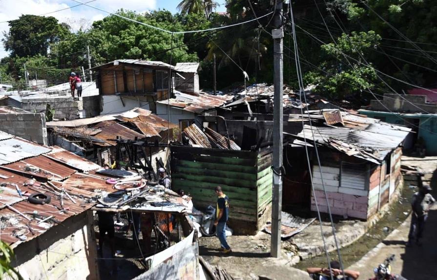 Al menos un muerto, un herido y cuatro casas destruidas tras incendio en Santiago