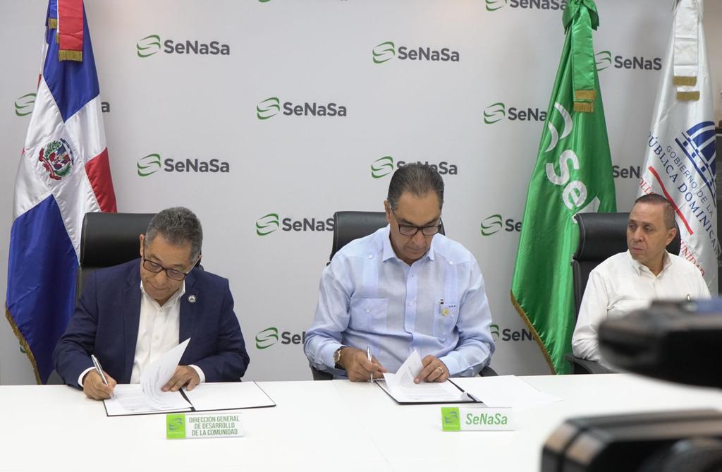 SENASA y DGDC firman convenio de colaboración para proveer seguro de salud a familias vulnerables
