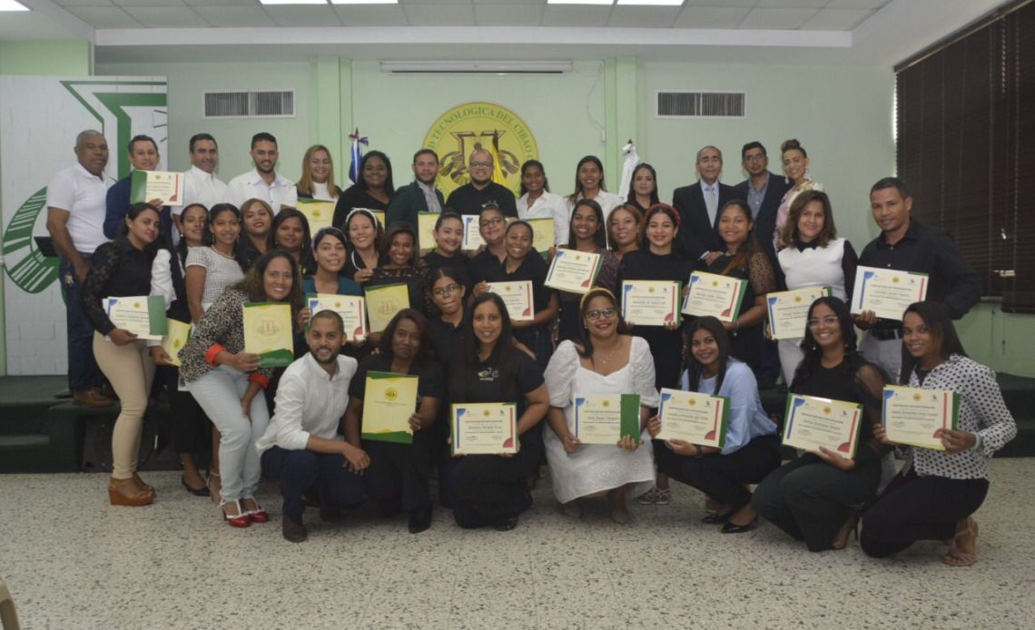 MICM y UTECO entregan certificados de Emprendimiento Social en Sánchez Ramírez