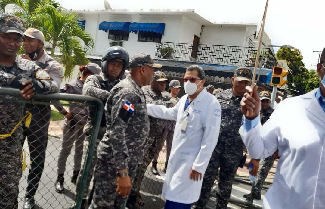 Médicos y policías se enfrentan durante protesta en alrededores del Palacio Nacional