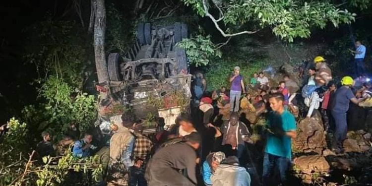 Autobús lleno de pasajeros cae al abismo en Nicaragua