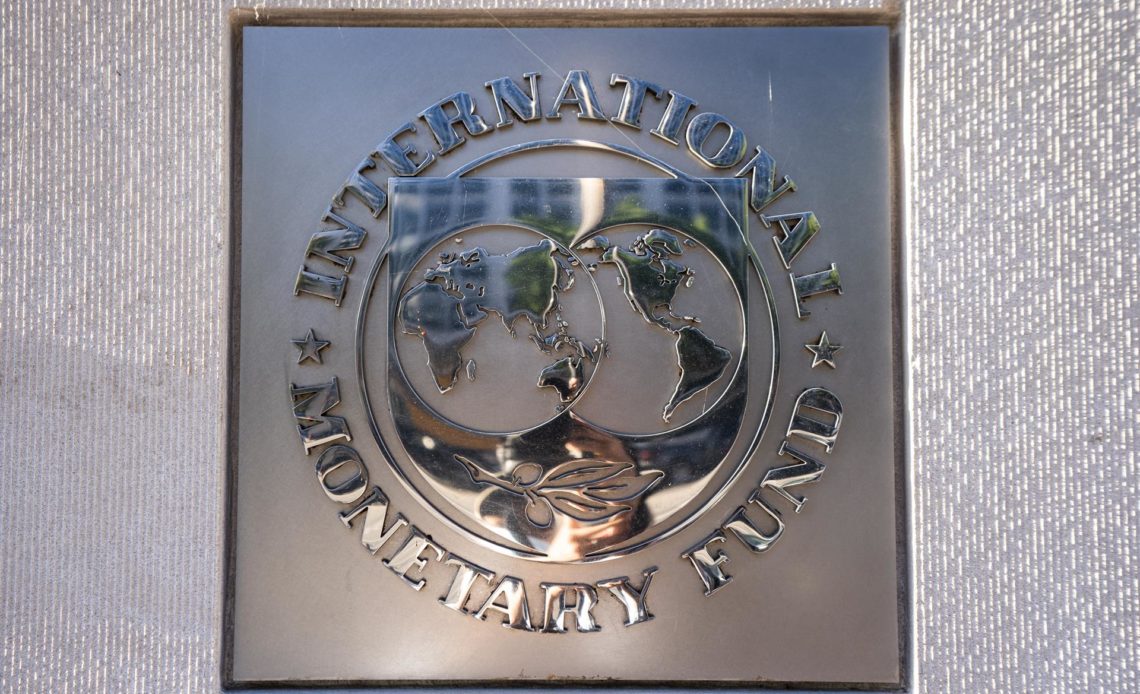 FMI advierte que cualquier pequeño shock puede llevar a EEUU a la recesión