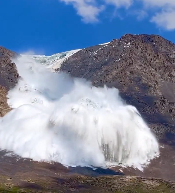 Glaciar se desprende y crea enorme avalancha en Kirguistán, Asia Central