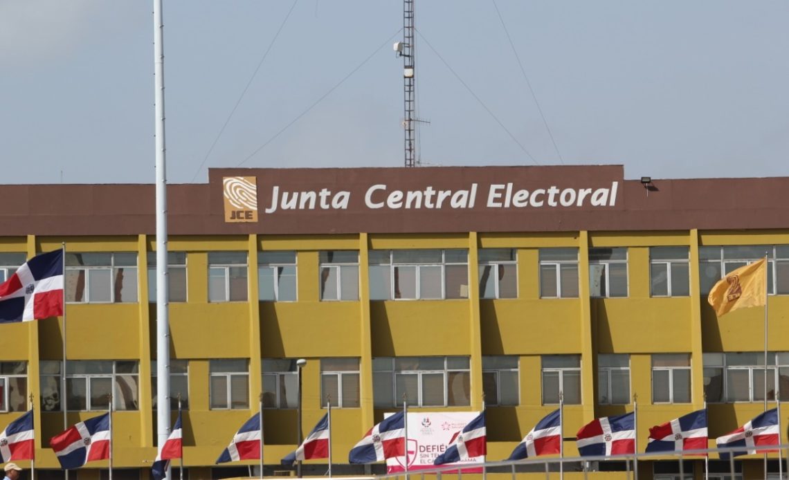 JCE llamJCE lanza campaña para motivar el voto de dominicanos en el exterior en 2024a a concurso para la contratación de 428 instructores electorales